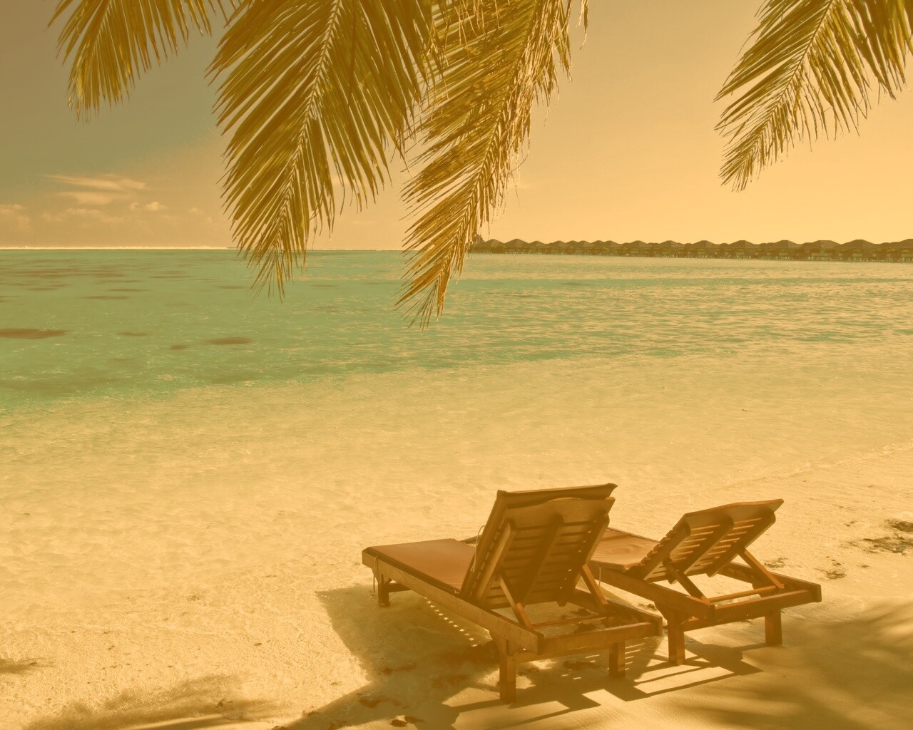 Шезлонги у самой воды обои