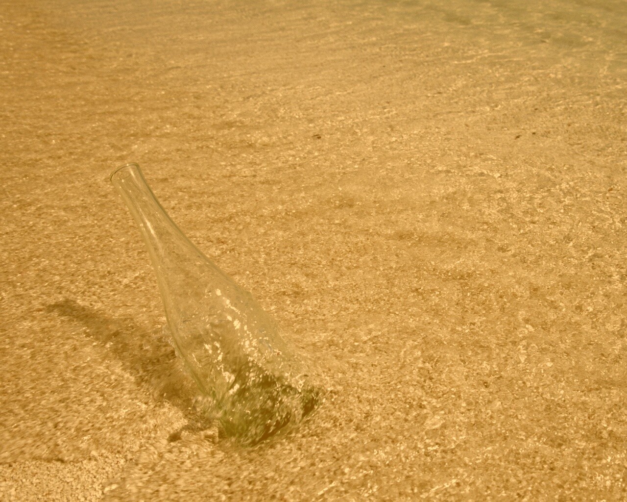 Бутылка в песке у воды обои