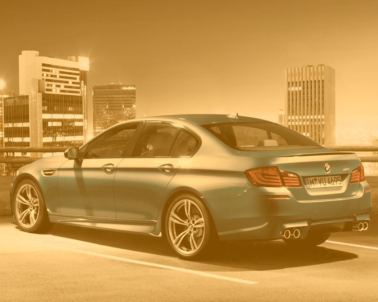 BMW F10 на городской парковке обои