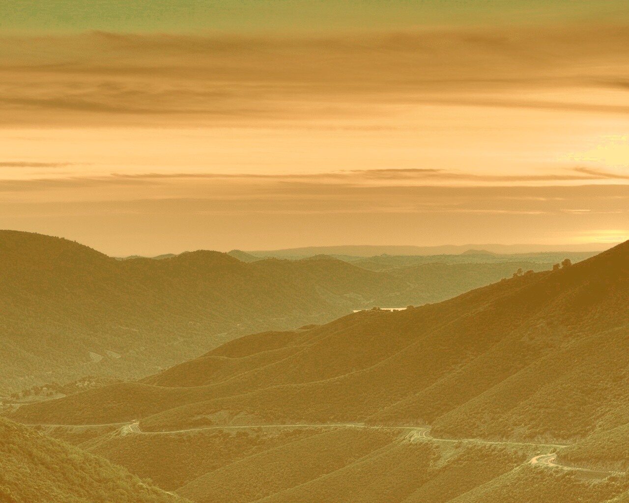 Дорога спускается с гор в долину обои