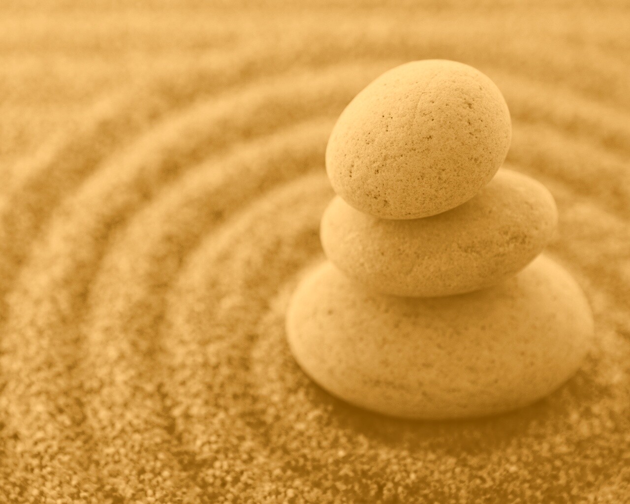 Пирамидка в саду камней обои