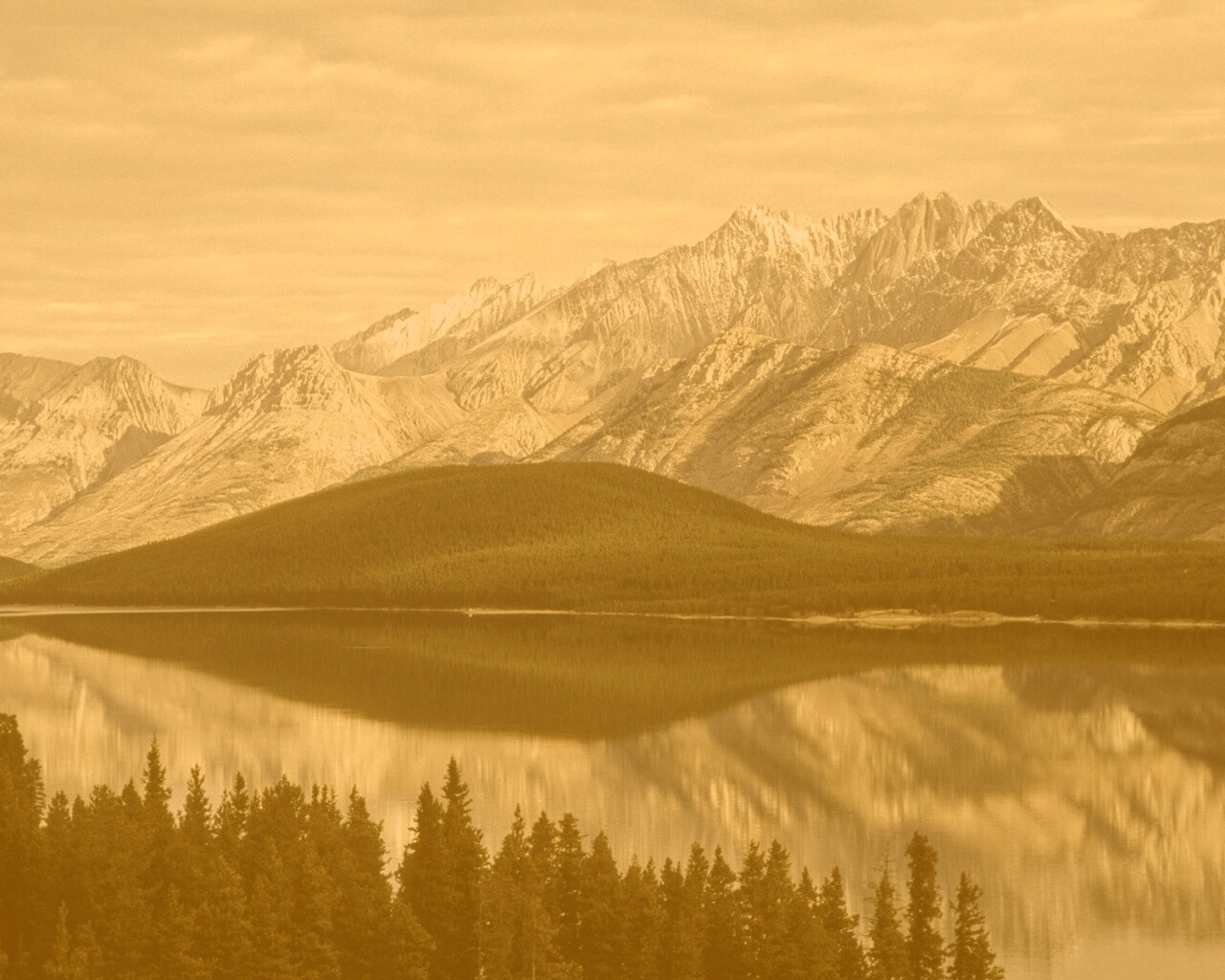 Озеро в предгорье обои