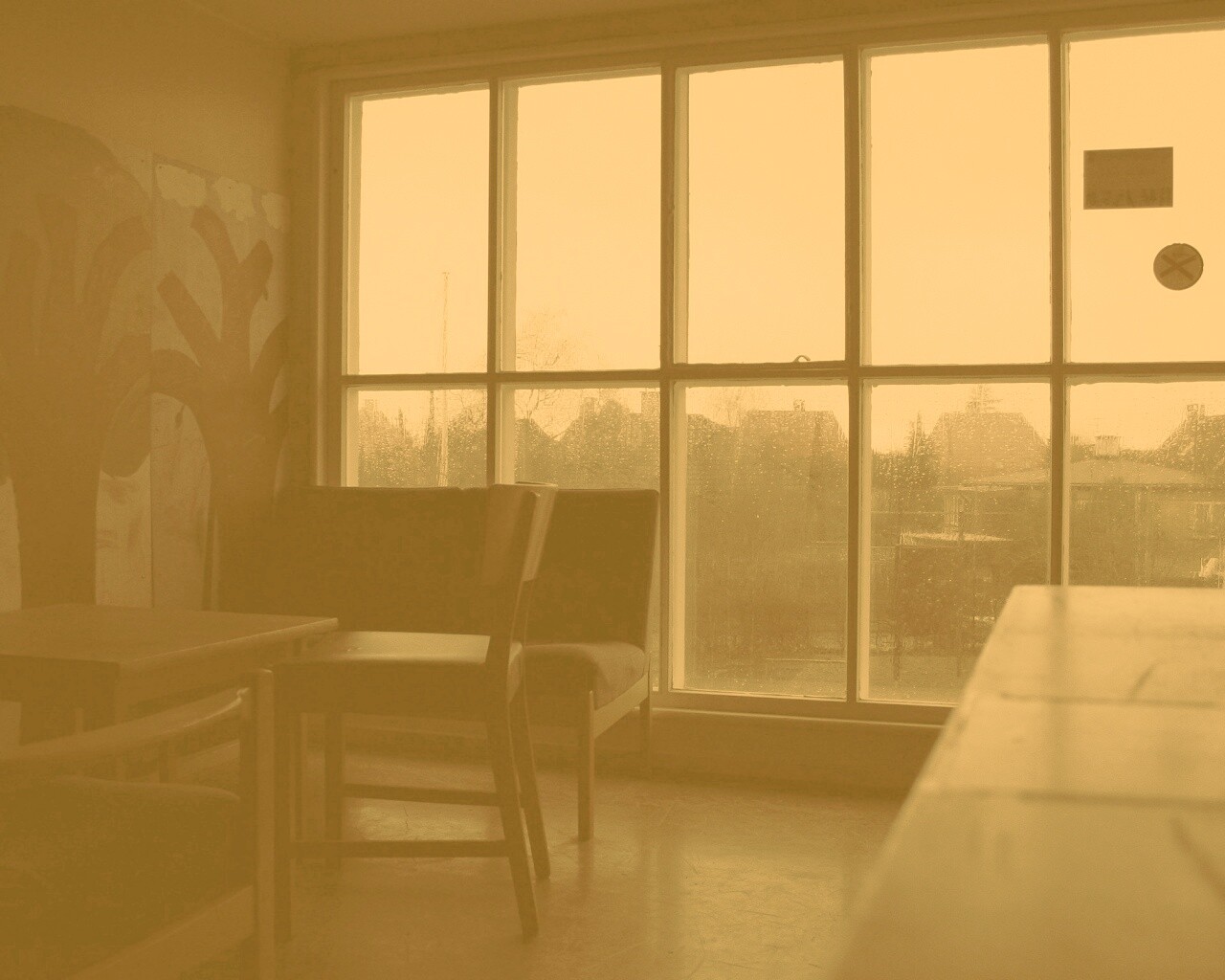 Тёмная комната и дождь за окном обои