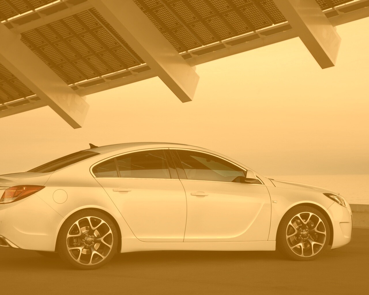 Белый седан под крышей обои