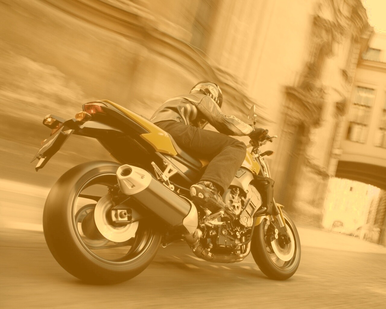 Ямаха и наездник на улицах города обои