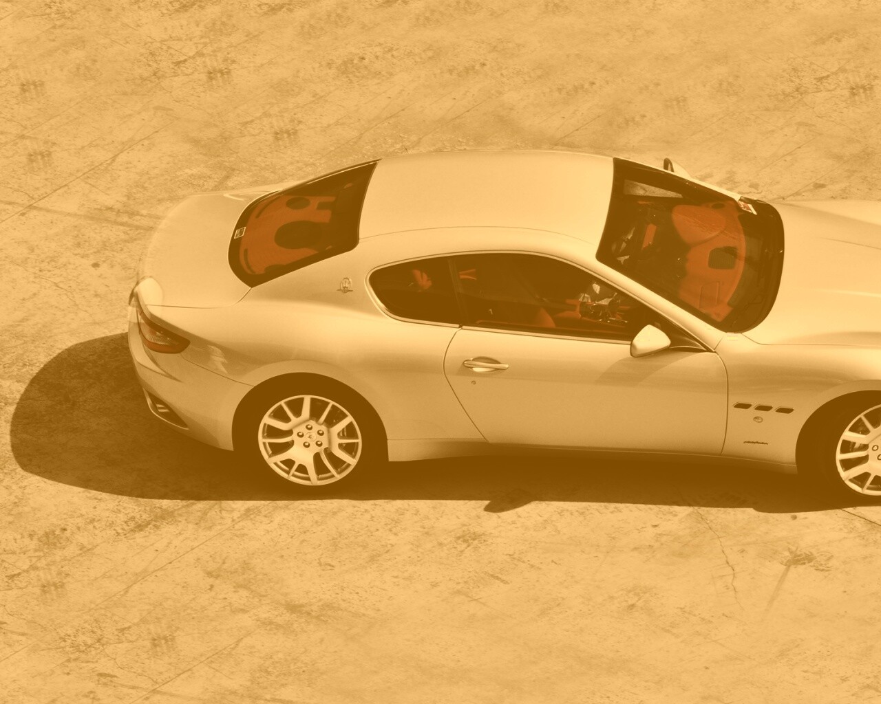 Белая мазерати на солнцепеке обои