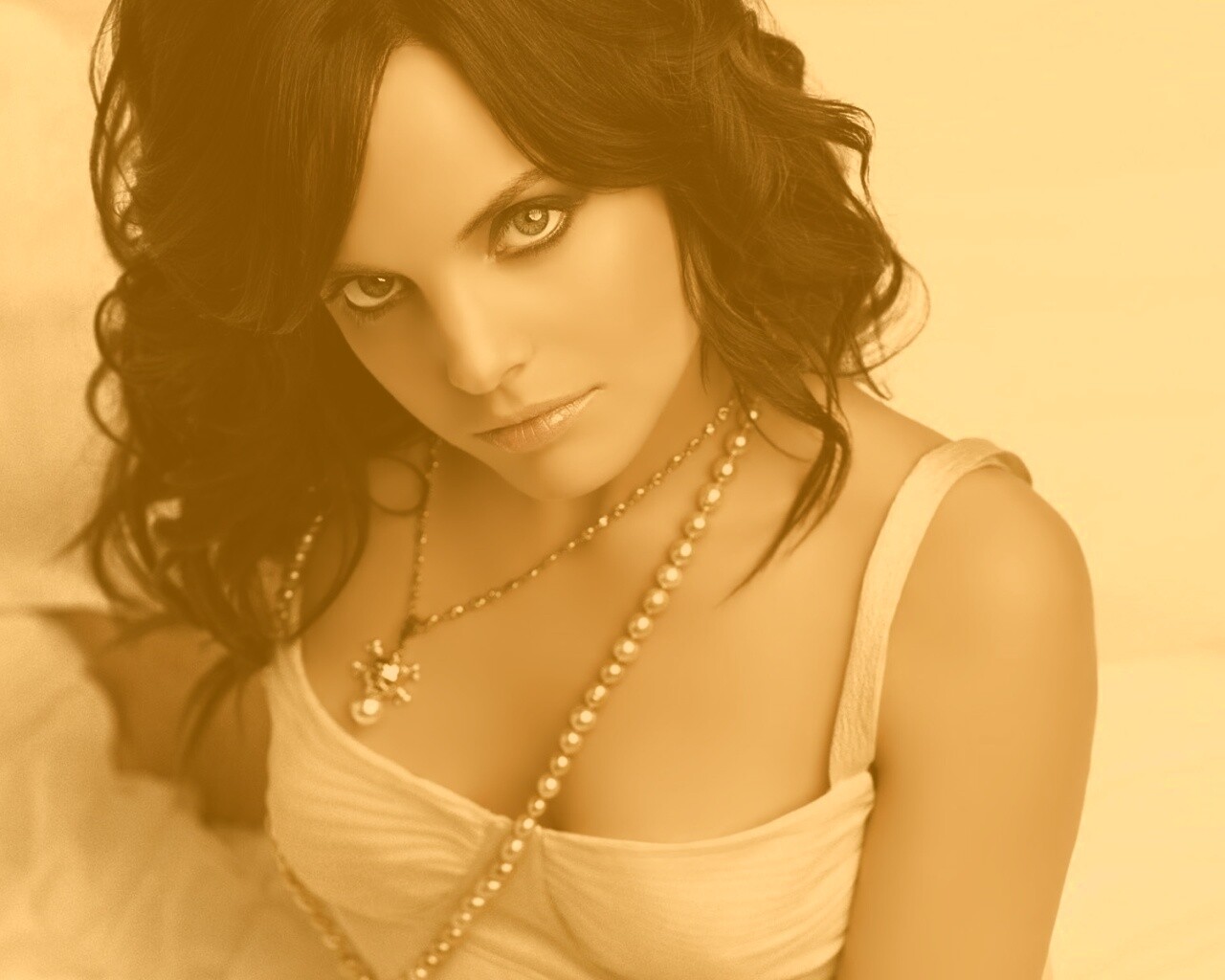 Брюнеточка с желанием в глазах обои