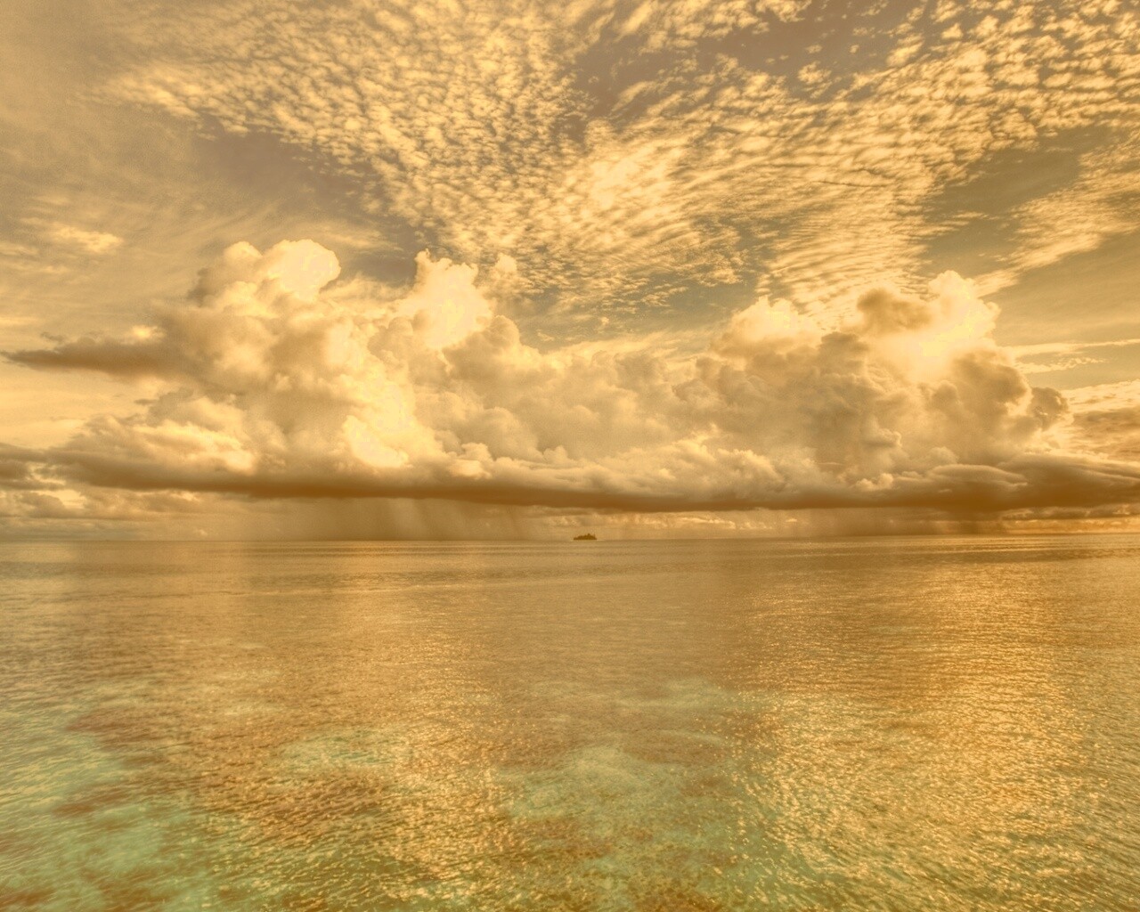 Тучи над морем обои