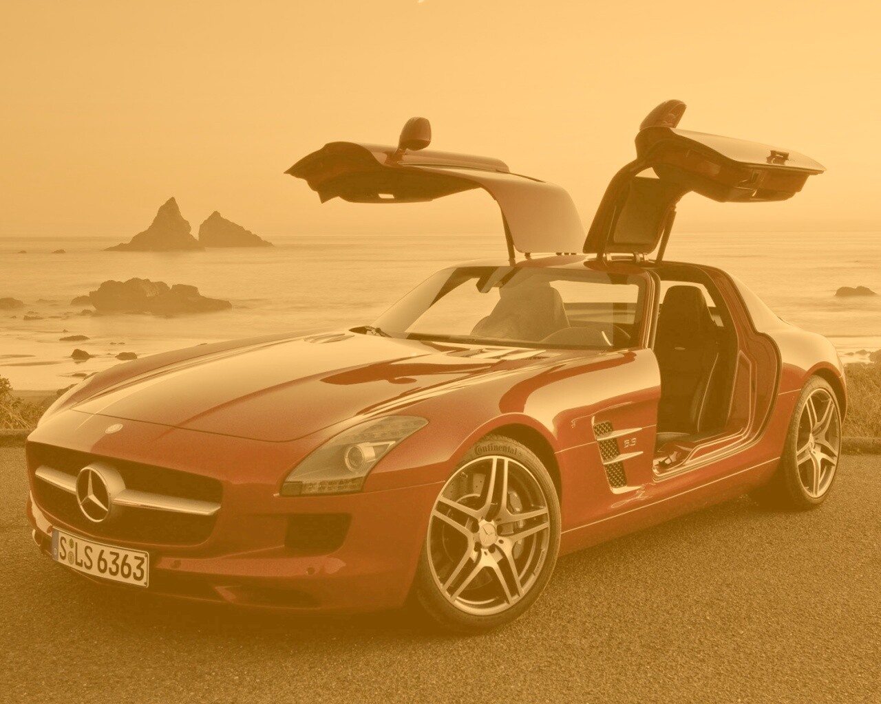 Мерседес на побережье обои