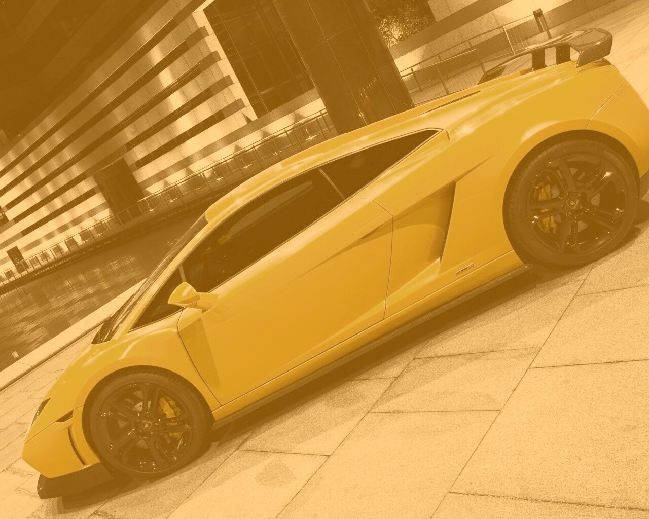 Желтая ламборджини в автосалоне обои