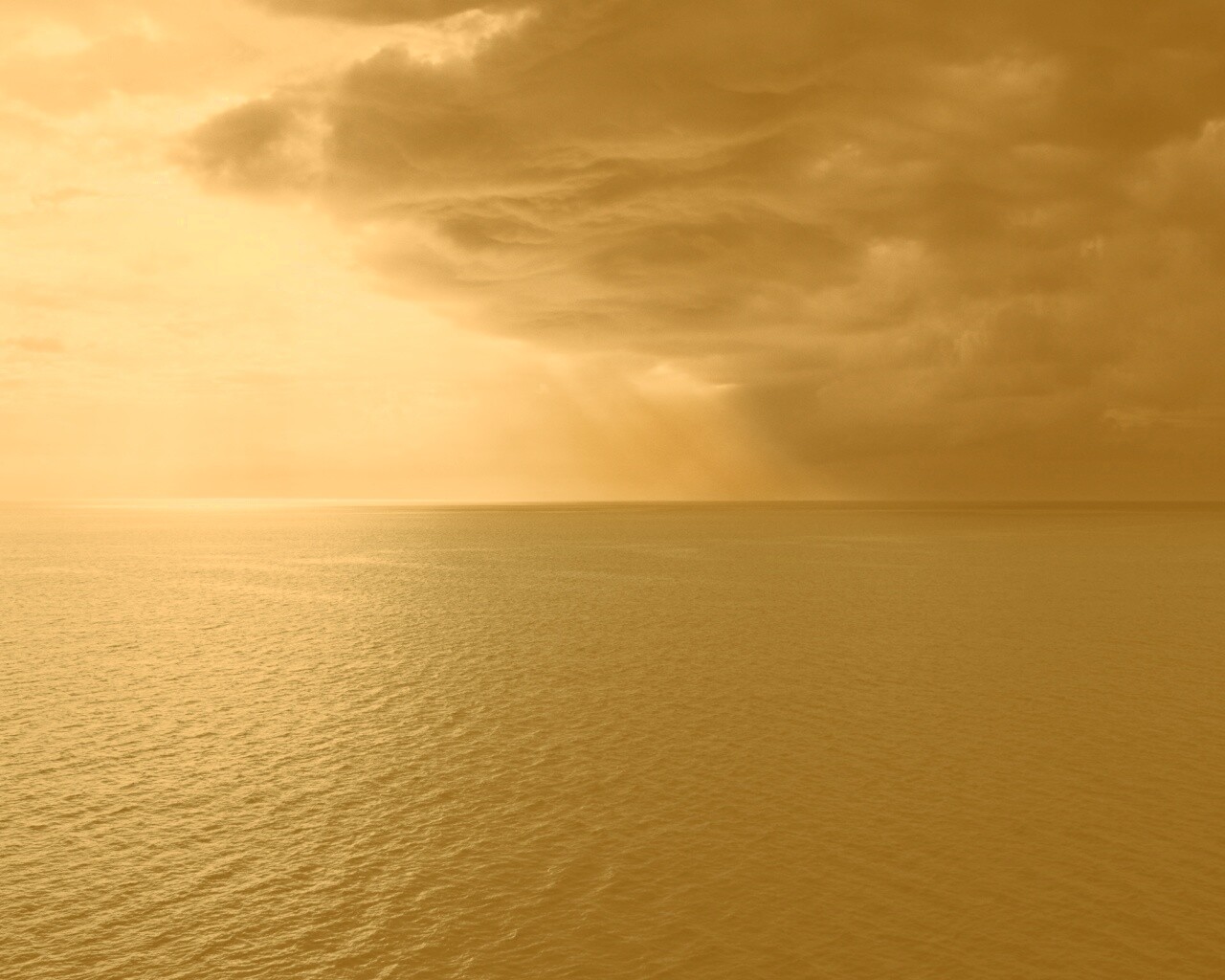 Синее море и грозные тучи обои