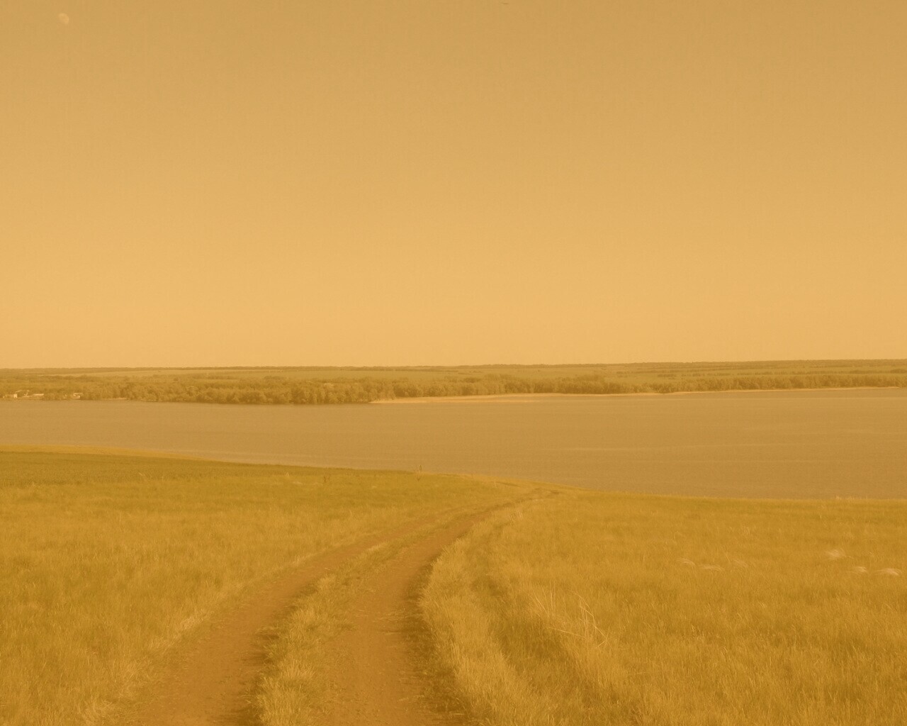 Дорога спускается к воде обои