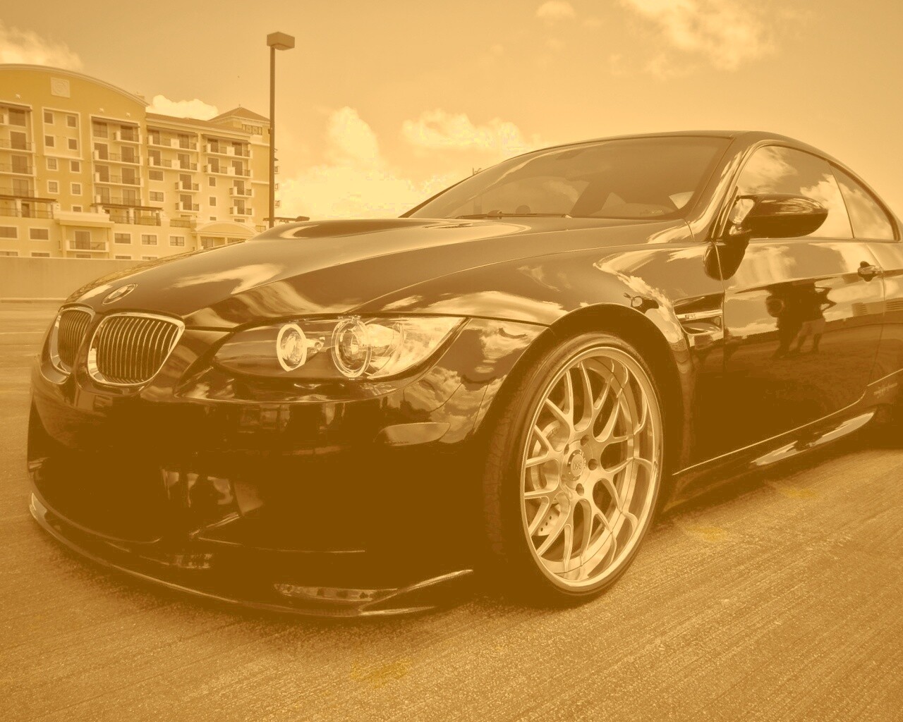 Красивый черный BMW на парковке обои