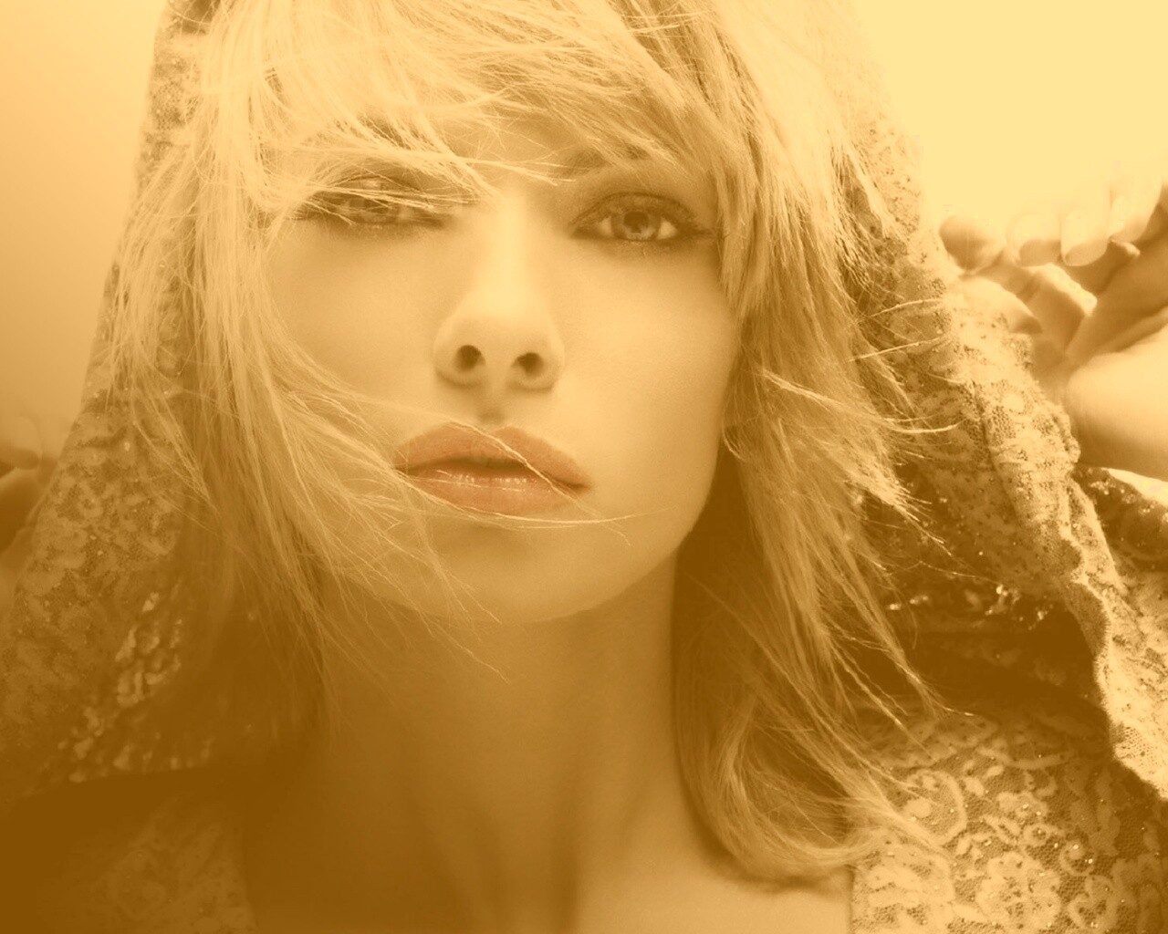 Девушка с красными губами обои