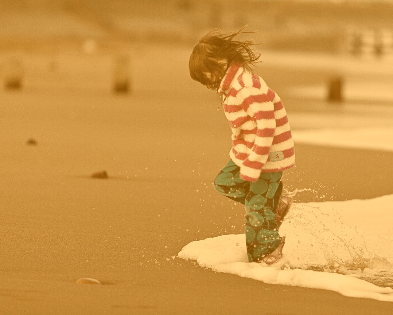 Ребенок и волна обои