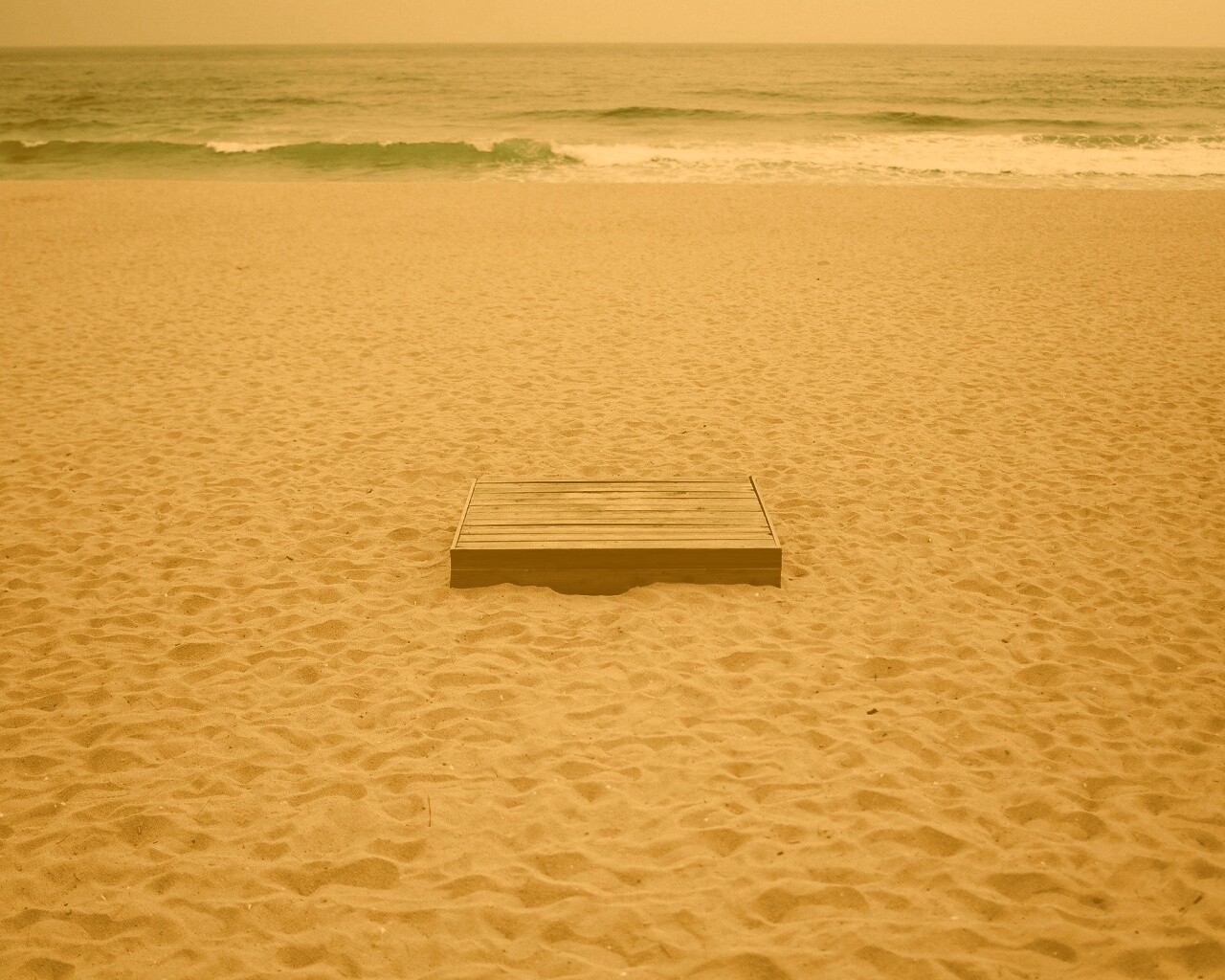 Ящик на пляже обои