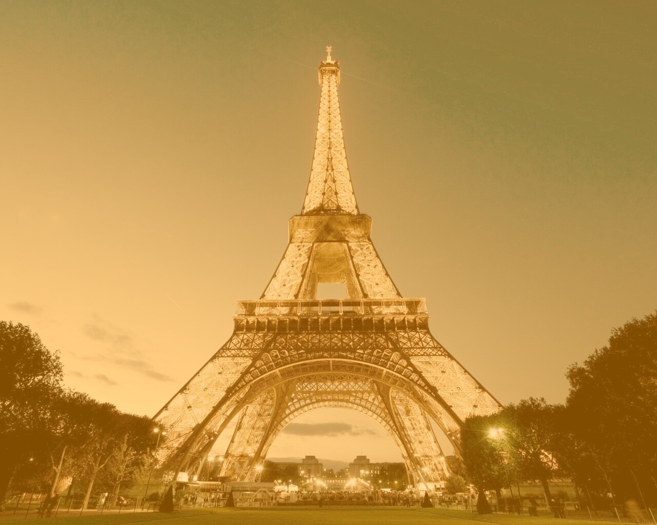 Светящаяся эйфелева башня обои