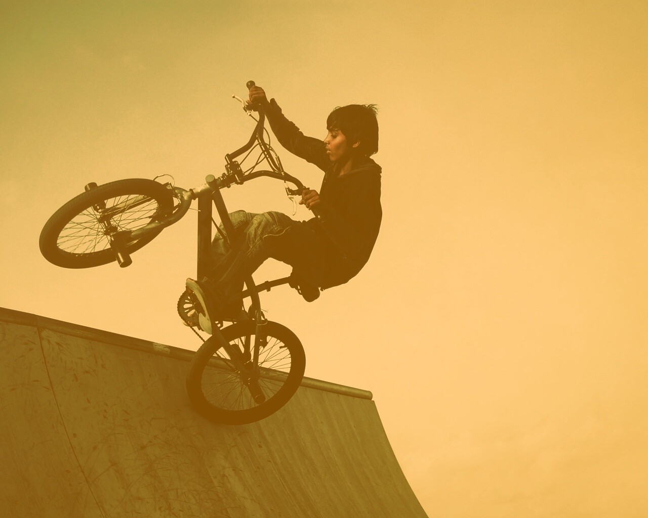 Мальчик на рампе обои