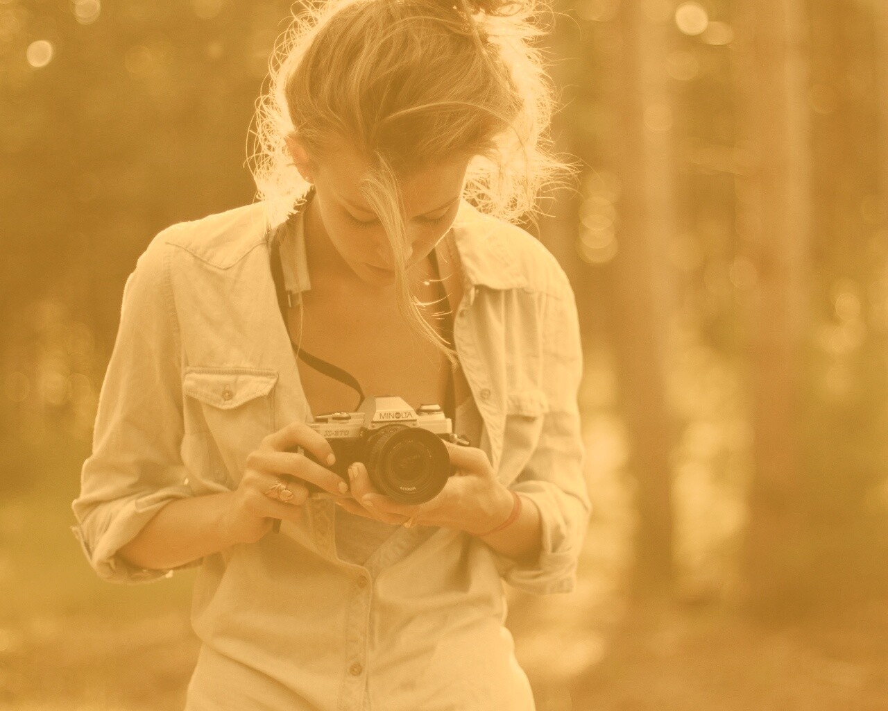 Девушка-фотограф обои