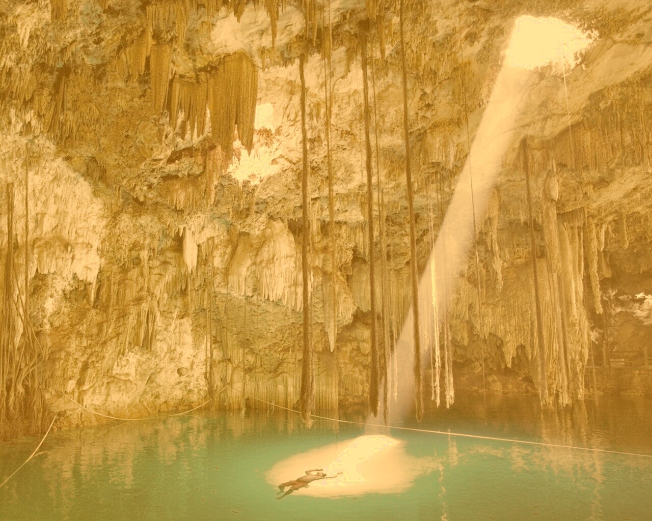 Пещера сталактитов обои