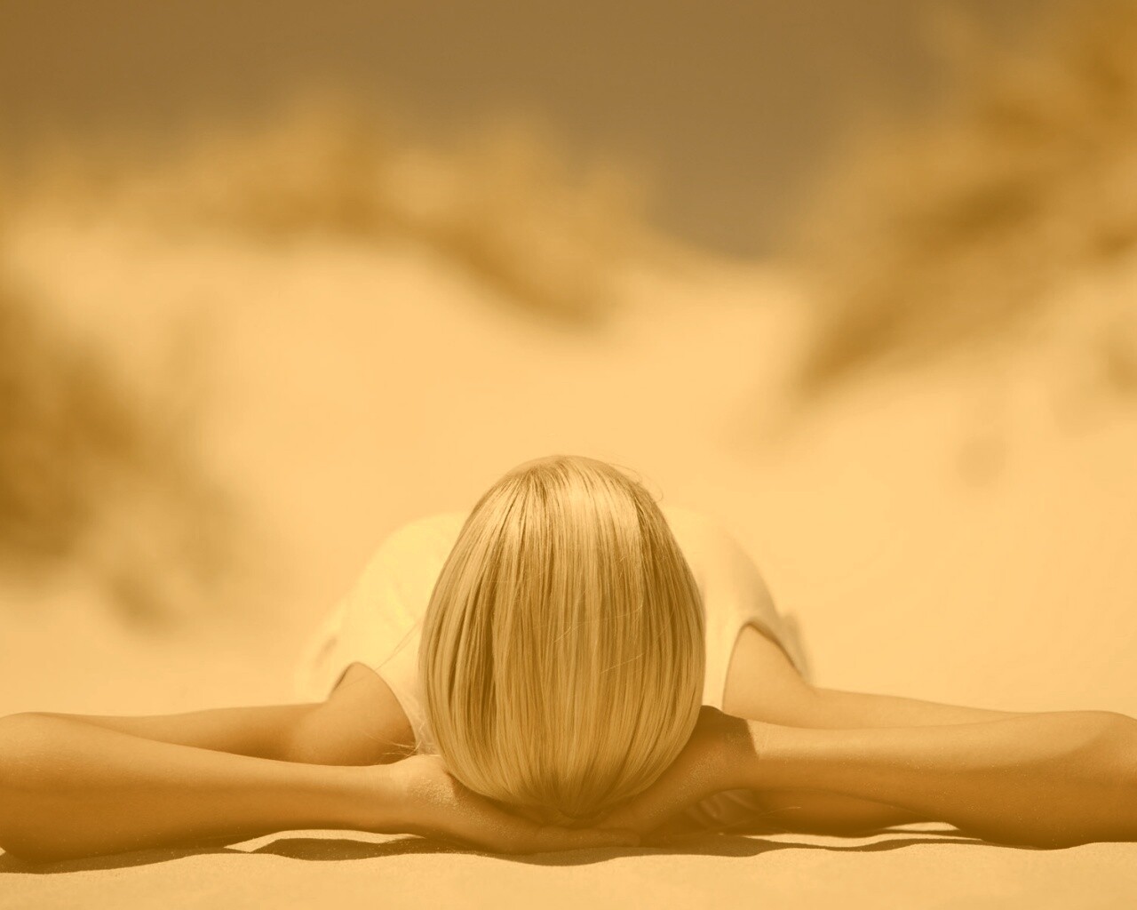 Девушка на солнце обои