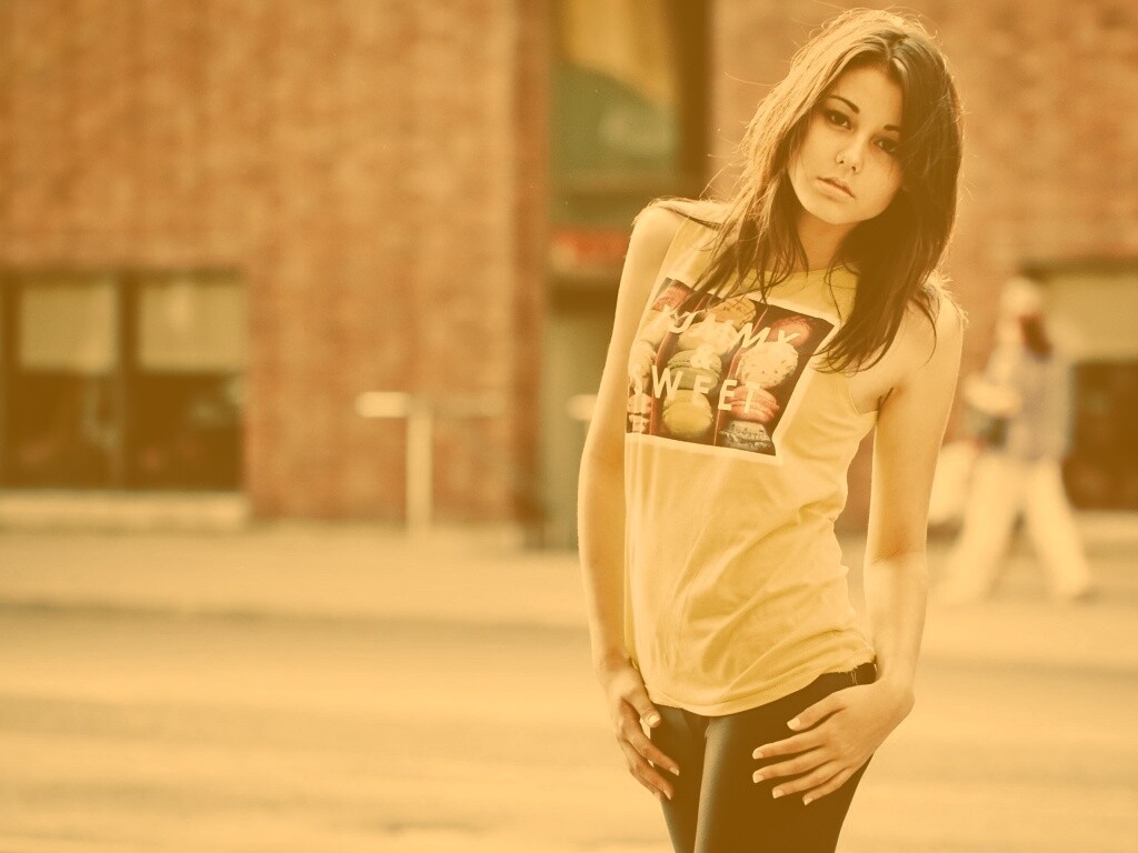 Молодая девушка в городе обои