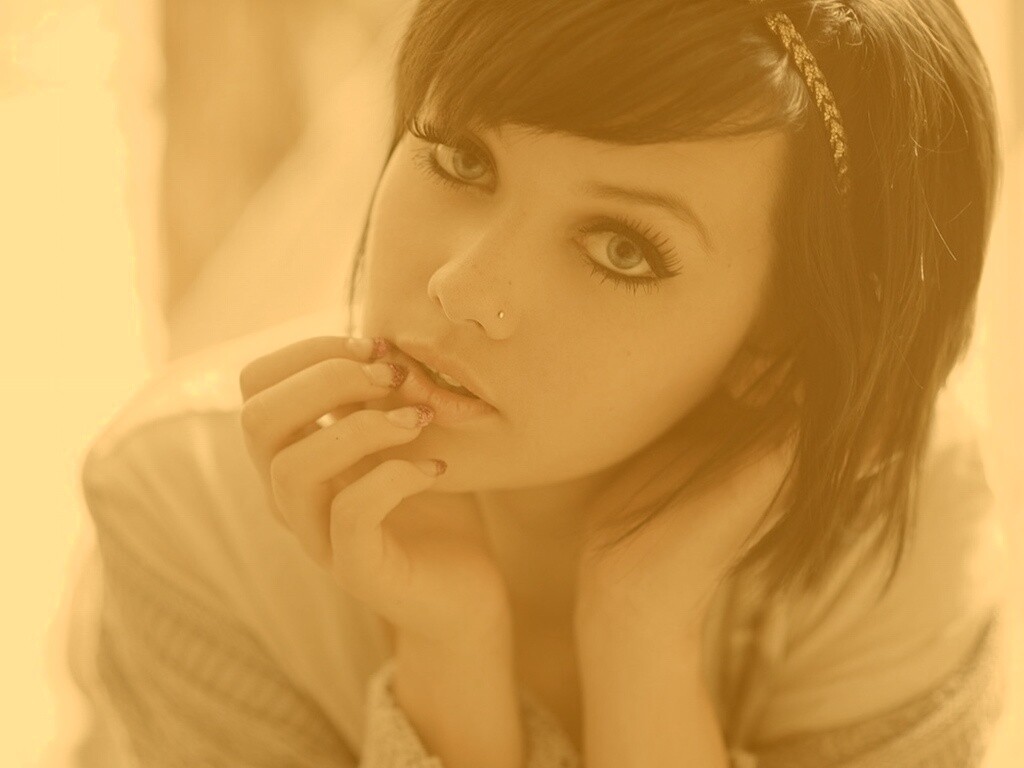 Задумчивая девушка обои