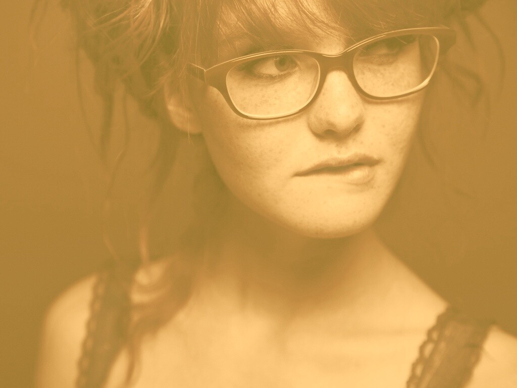 Рыженькая кусает губу обои