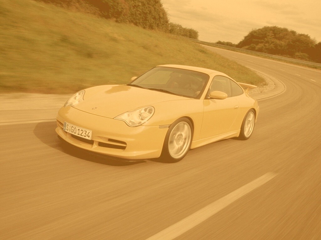 Желтый порш на повороте обои