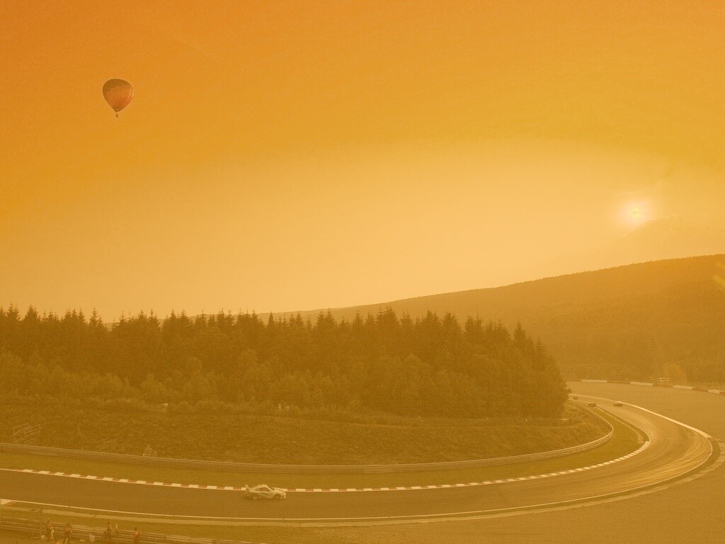 Воздушный шар над треком обои