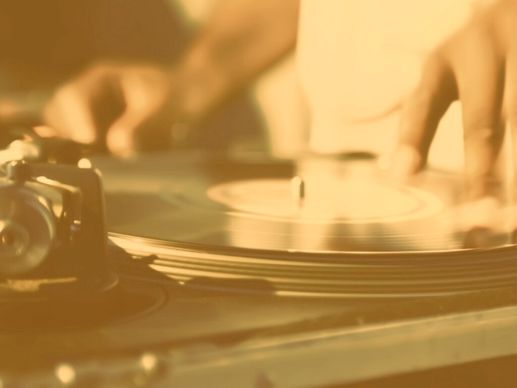 Винил на диджейском пульте обои