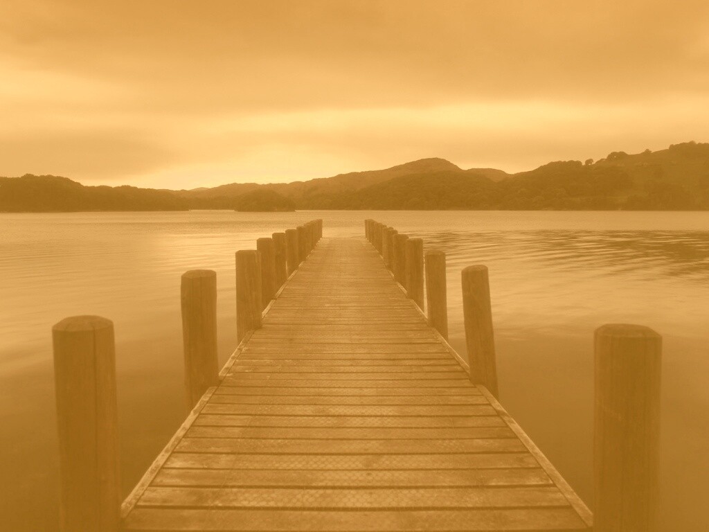 Деревянный причал на озере обои