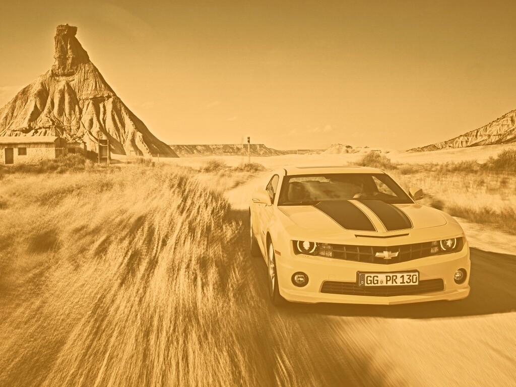 Камаро на пустынной дороге обои