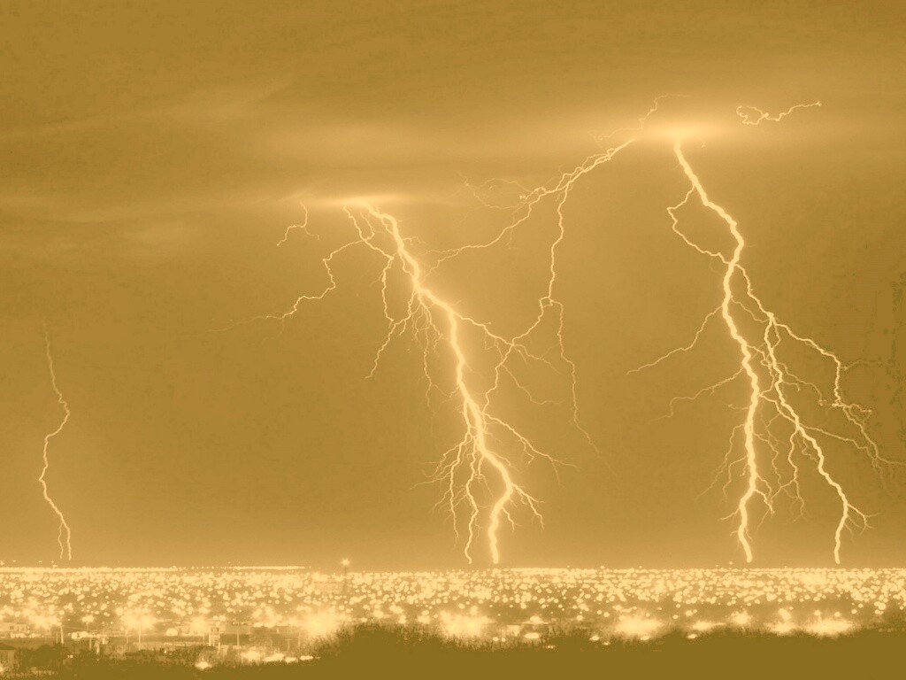 Гроза над городом обои