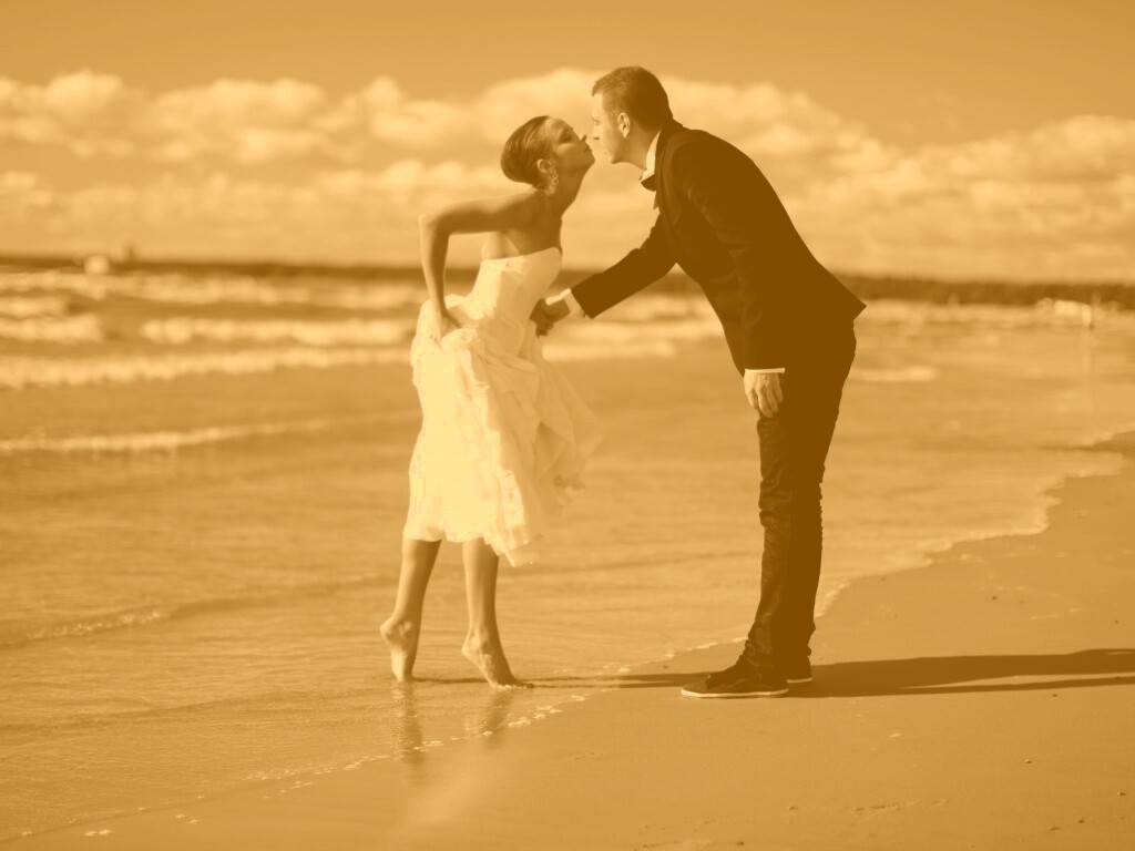 Поцелуй на пляже обои