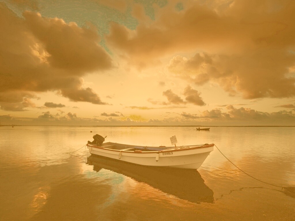 Тучи над озером обои