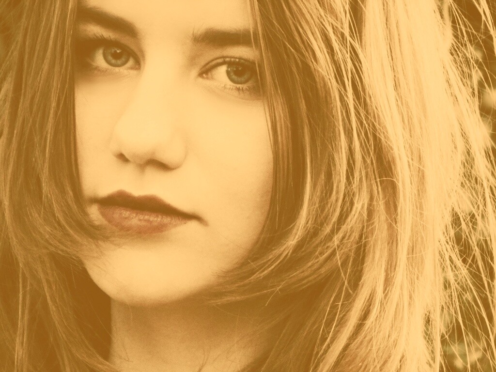 Взгляд голубоглазой девушки обои