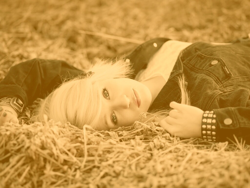 Блондинка лежащая на траве обои