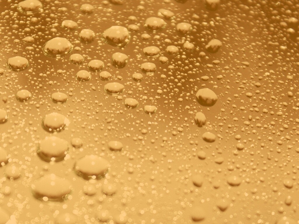 Капли воды на поверхности стекла обои