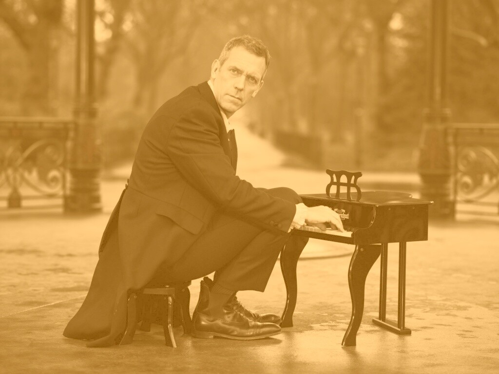 Хью Лори за маленьким роялем обои