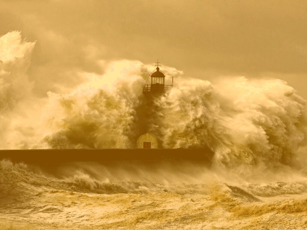 Маяк в шторм обои