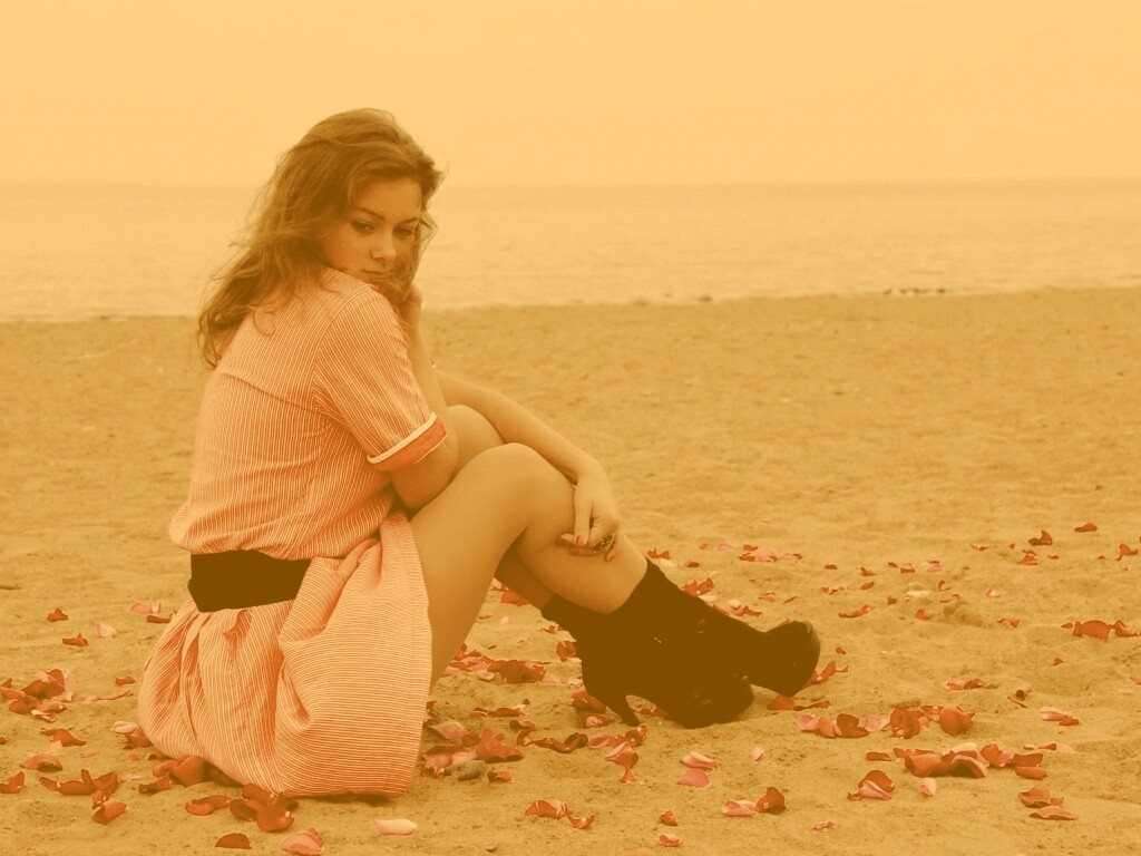Девушка среди лепестков на пляже обои