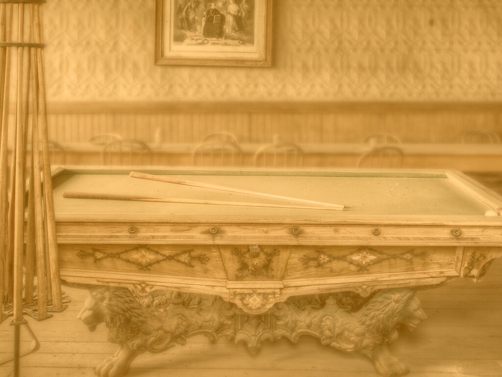 Старинный бильярдный стол обои