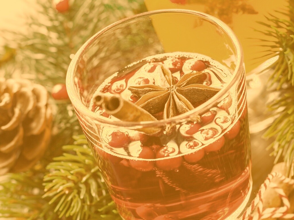 Глинтвейн с палочкой корицы обои