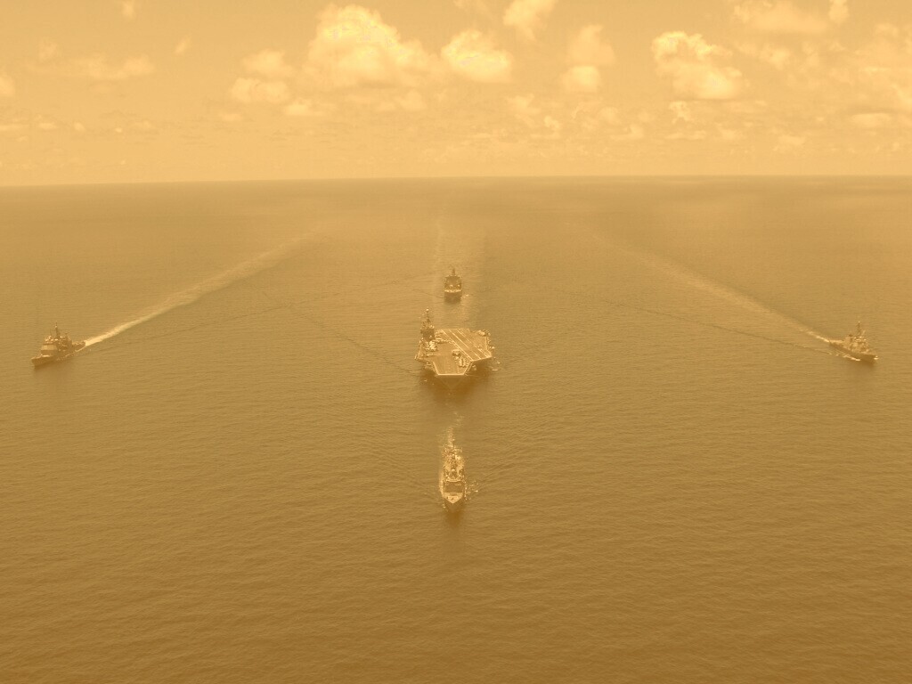 Авианосец с эскортом обои