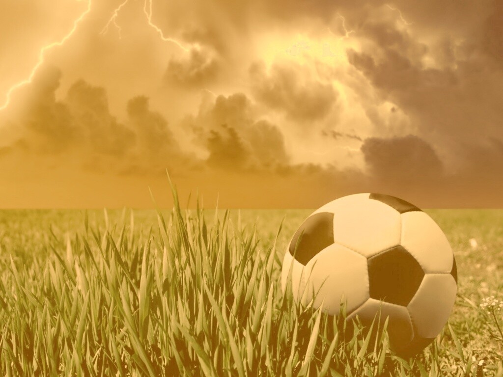 Футбольный мяч на газоне обои