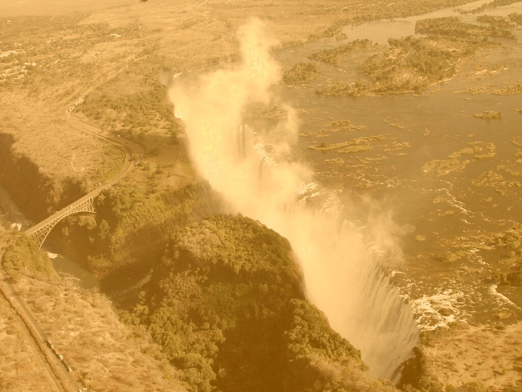 Живописный водопад обои