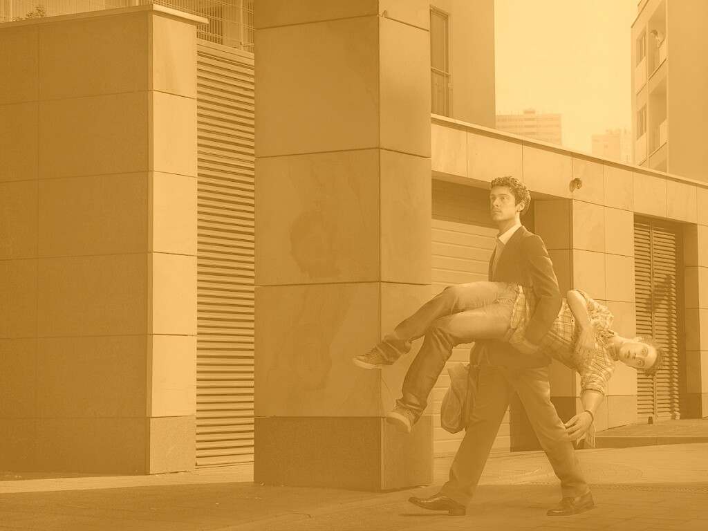 Мужчина с куклой обои