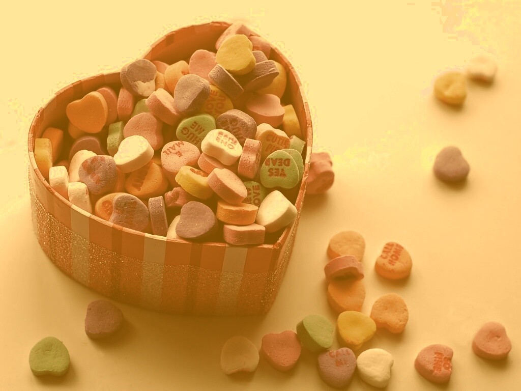 Конфеты в форме сердца обои