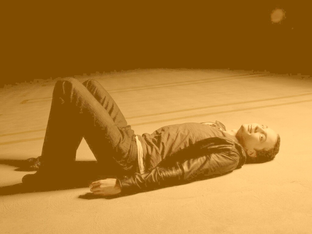 Джим Парсонс на полу обои